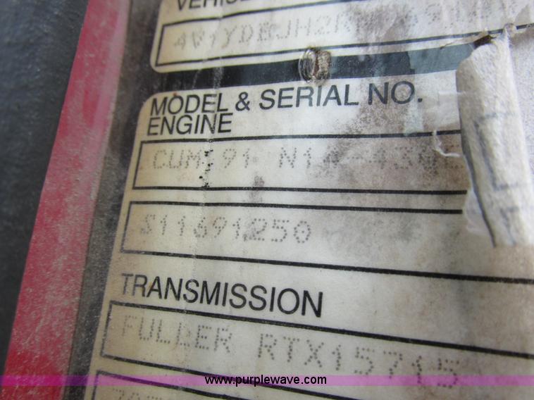 image for item K2183 1994 Volvo WM semi truck