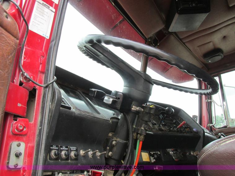 image for item K2183 1994 Volvo WM semi truck