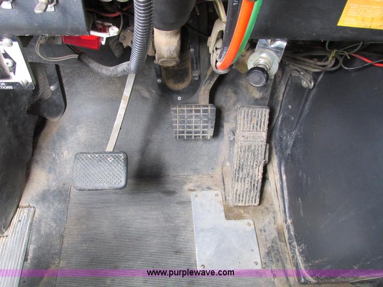 image for item K2183 1994 Volvo WM semi truck