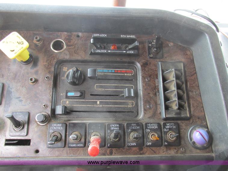 image for item K2183 1994 Volvo WM semi truck