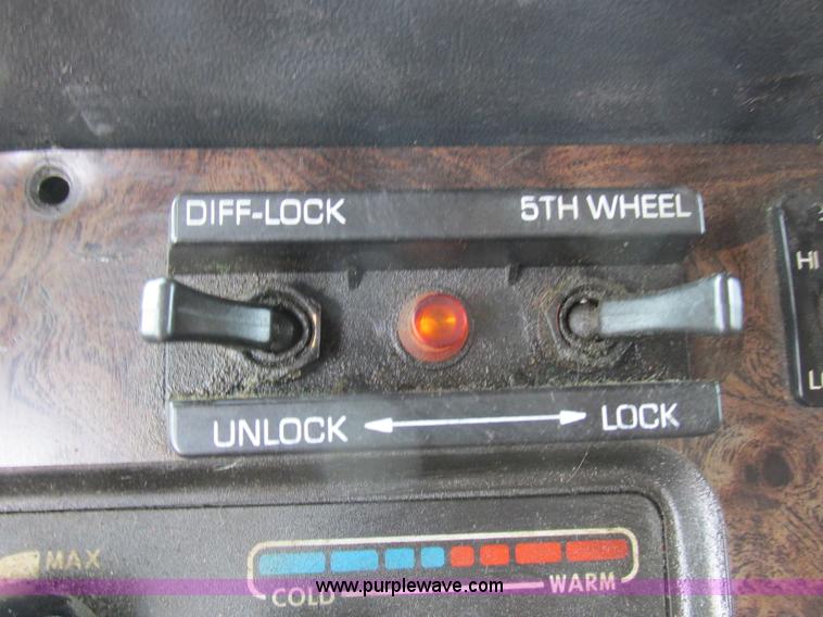 image for item K2183 1994 Volvo WM semi truck