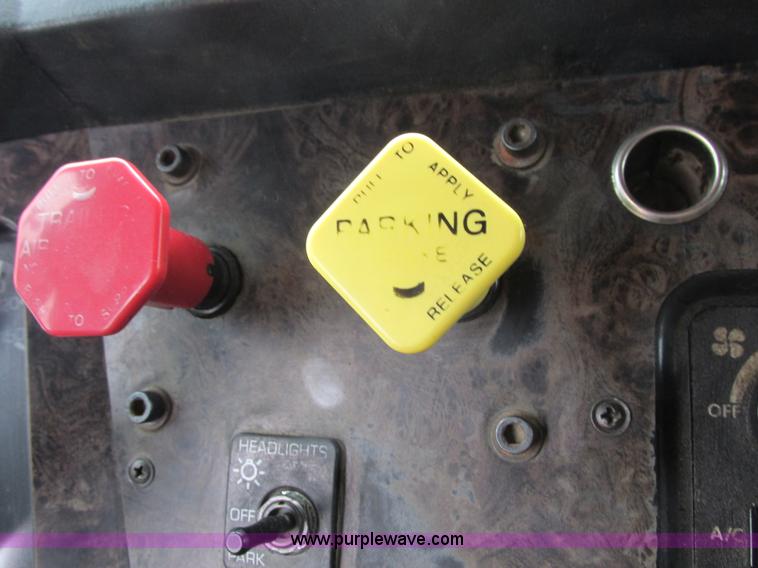 image for item K2183 1994 Volvo WM semi truck