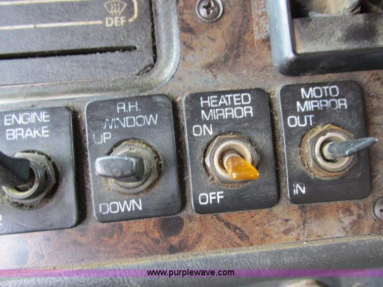 image for item K2183 1994 Volvo WM semi truck