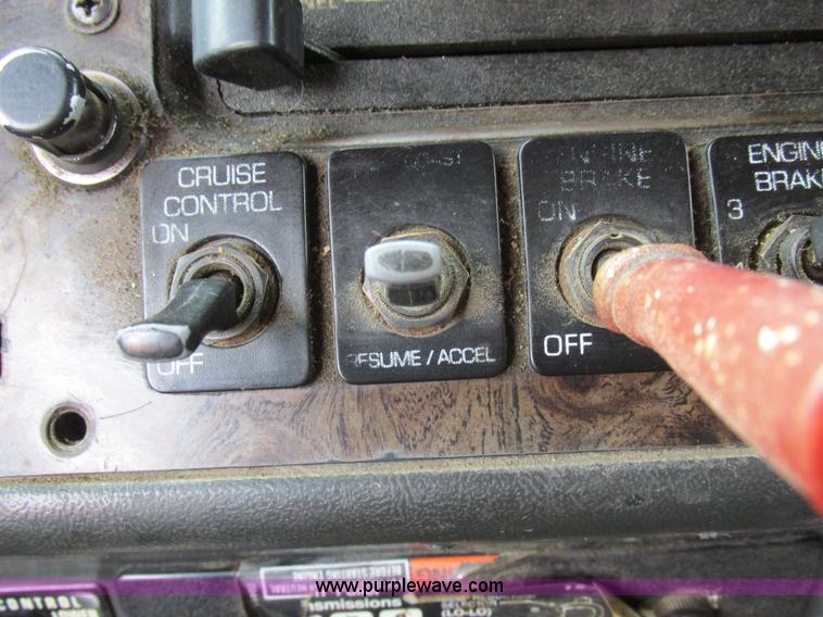 image for item K2183 1994 Volvo WM semi truck