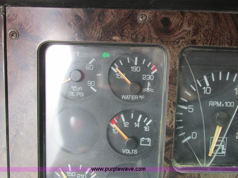 image for item K2183 1994 Volvo WM semi truck