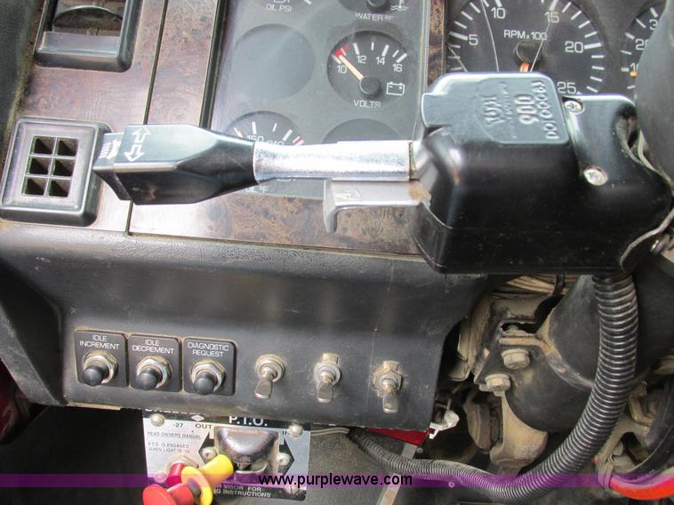 image for item K2183 1994 Volvo WM semi truck