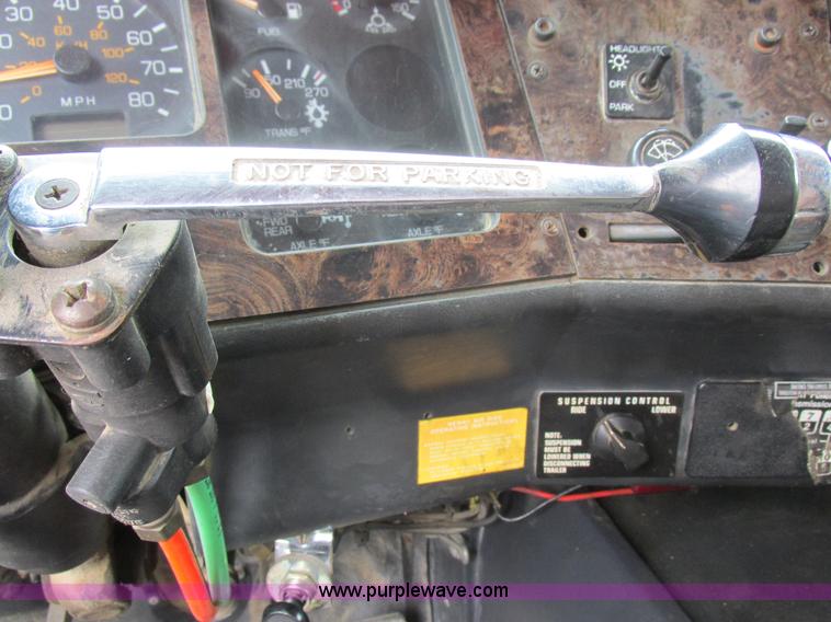 image for item K2183 1994 Volvo WM semi truck