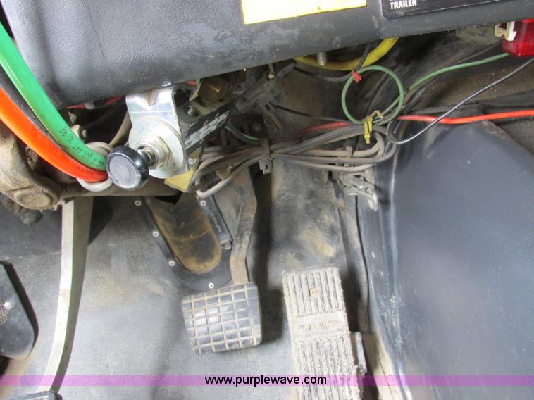 image for item K2183 1994 Volvo WM semi truck