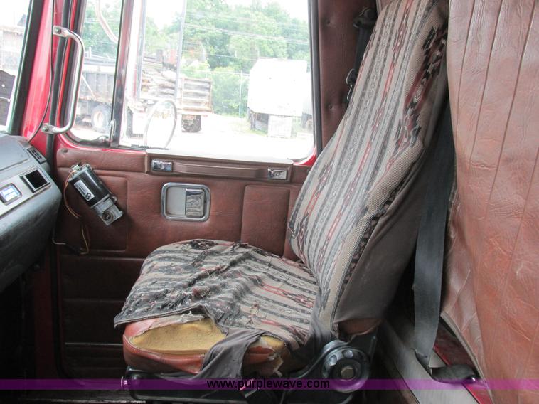 image for item K2183 1994 Volvo WM semi truck