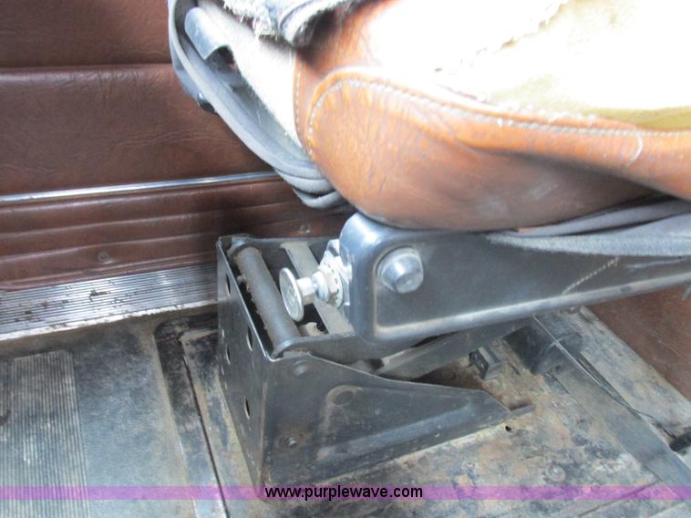 image for item K2183 1994 Volvo WM semi truck