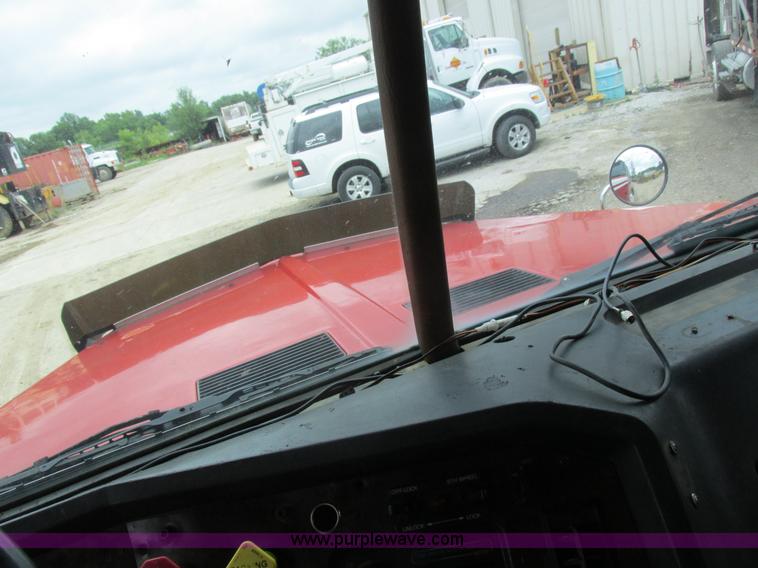 image for item K2183 1994 Volvo WM semi truck