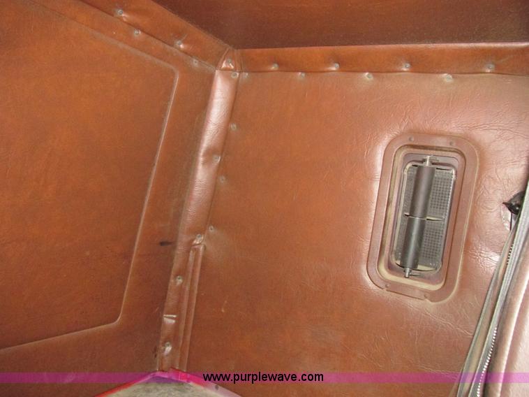 image for item K2183 1994 Volvo WM semi truck