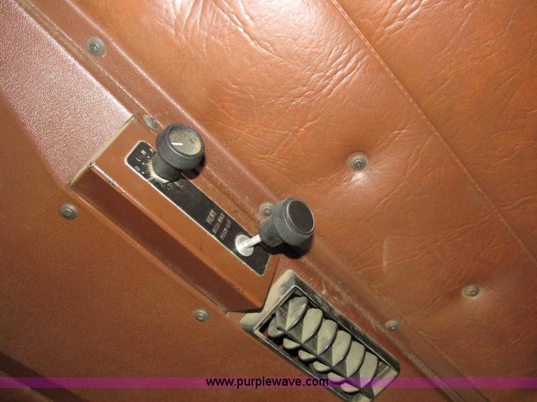 image for item K2183 1994 Volvo WM semi truck