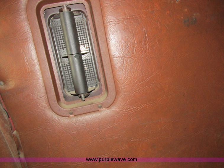 image for item K2183 1994 Volvo WM semi truck