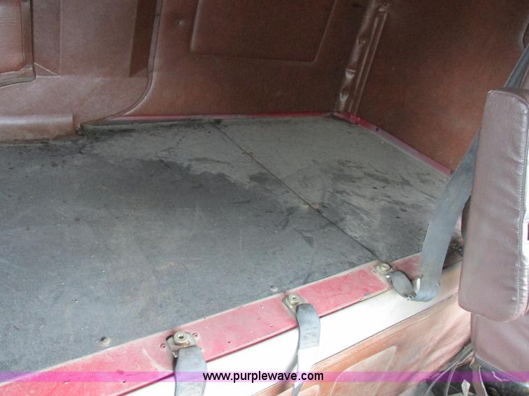 image for item K2183 1994 Volvo WM semi truck