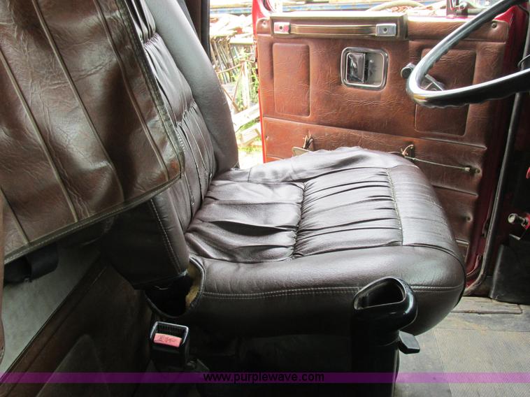 image for item K2183 1994 Volvo WM semi truck