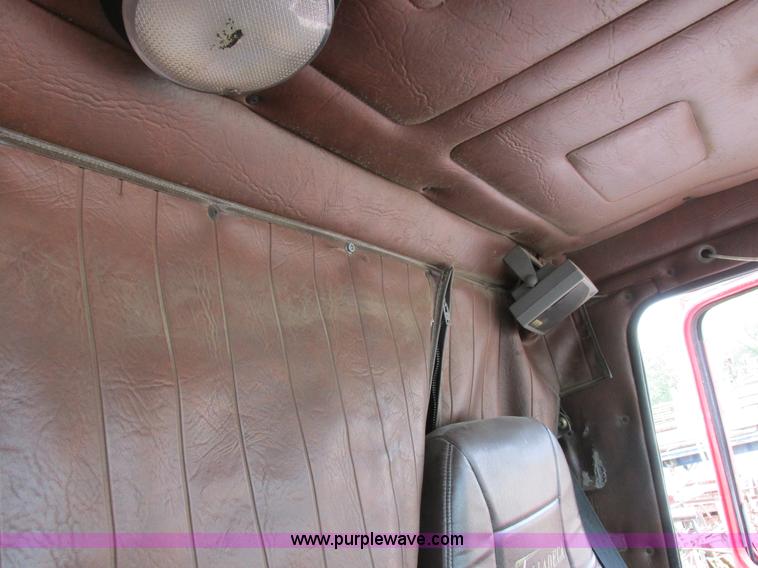 image for item K2183 1994 Volvo WM semi truck