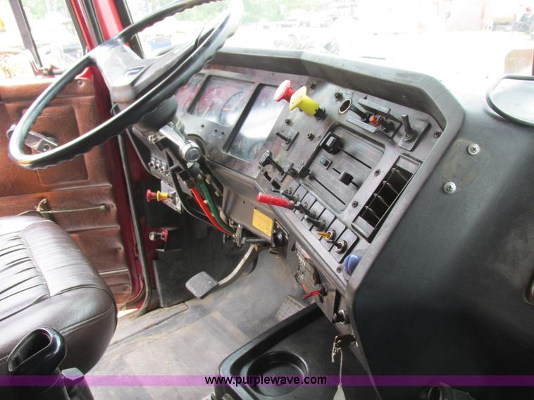 image for item K2183 1994 Volvo WM semi truck