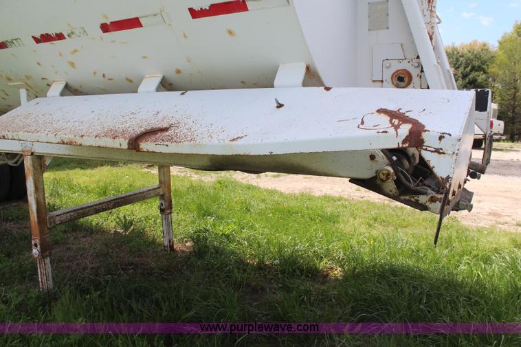 image for item K6953 1998 Travis end dump trailer