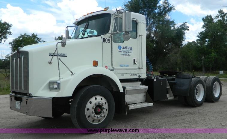 image for item K8144 2001 Kenworth T800 semi truck