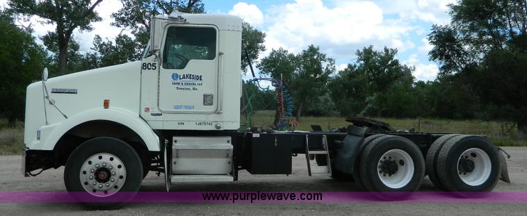 image for item K8144 2001 Kenworth T800 semi truck