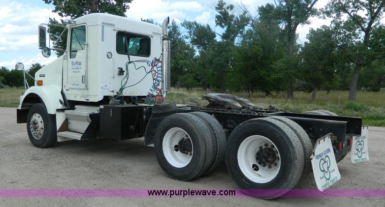 image for item K8144 2001 Kenworth T800 semi truck