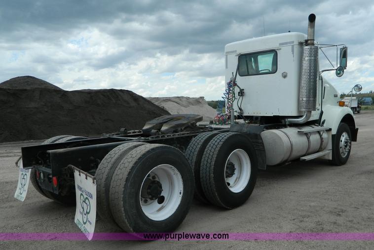 image for item K8144 2001 Kenworth T800 semi truck