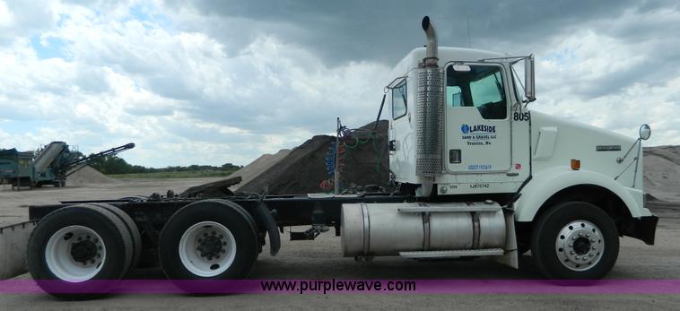 image for item K8144 2001 Kenworth T800 semi truck