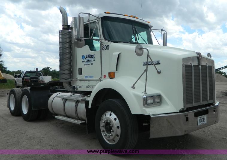 image for item K8144 2001 Kenworth T800 semi truck