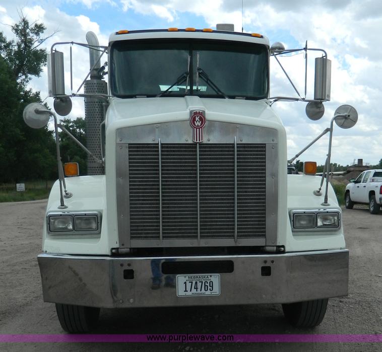 image for item K8144 2001 Kenworth T800 semi truck