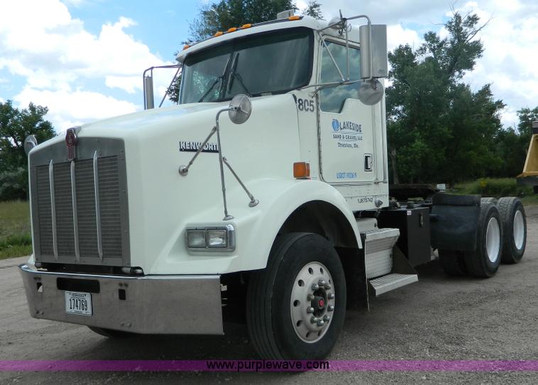 image for item K8144 2001 Kenworth T800 semi truck