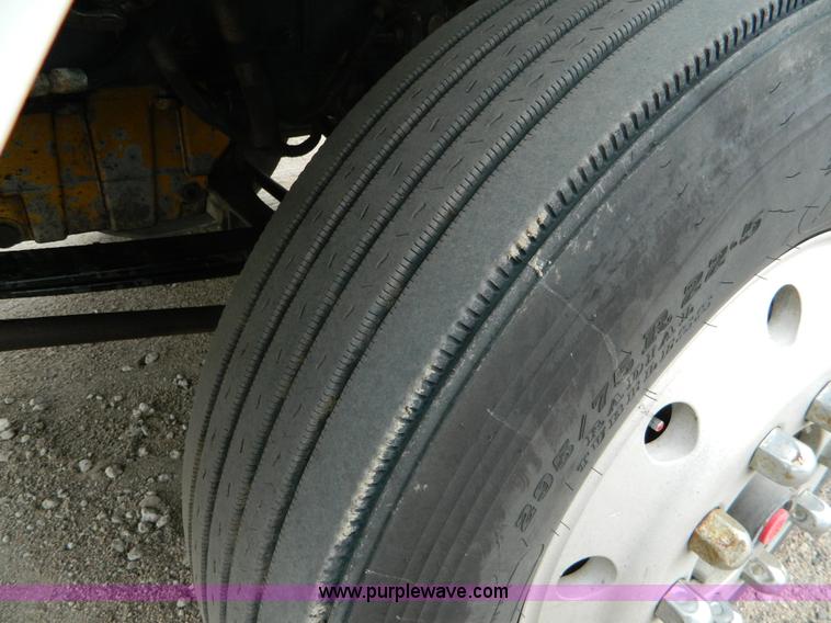 image for item K8144 2001 Kenworth T800 semi truck