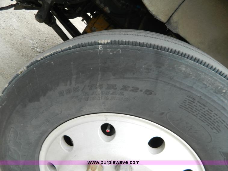 image for item K8144 2001 Kenworth T800 semi truck