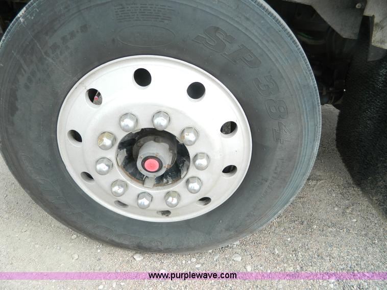 image for item K8144 2001 Kenworth T800 semi truck