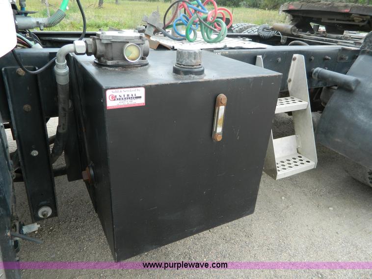 image for item K8144 2001 Kenworth T800 semi truck