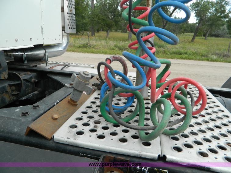 image for item K8144 2001 Kenworth T800 semi truck