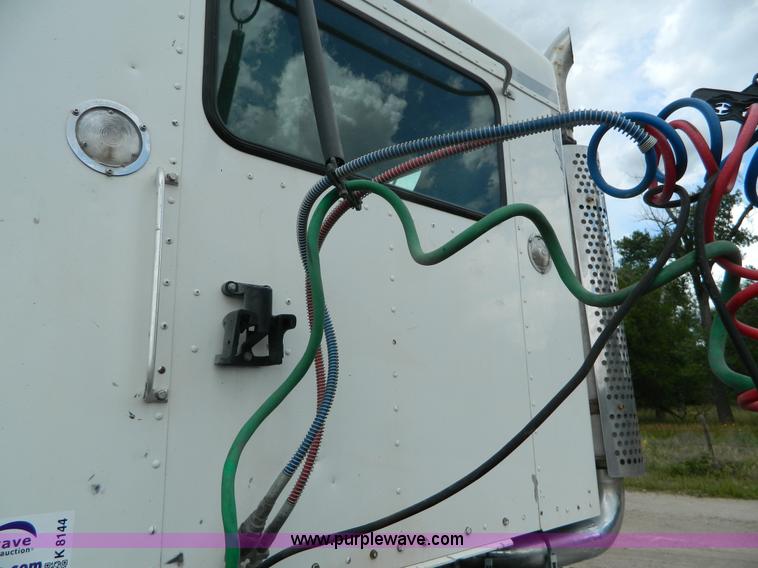 image for item K8144 2001 Kenworth T800 semi truck