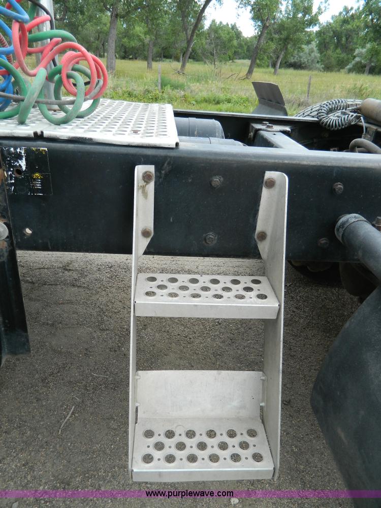 image for item K8144 2001 Kenworth T800 semi truck