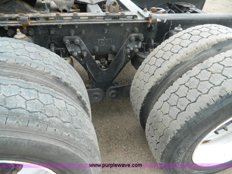 image for item K8144 2001 Kenworth T800 semi truck