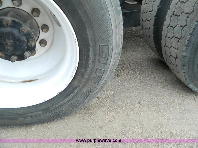 image for item K8144 2001 Kenworth T800 semi truck