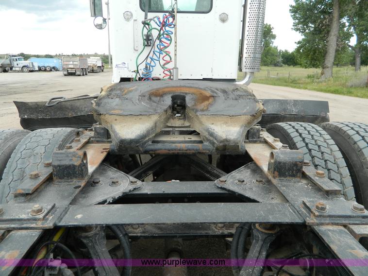 image for item K8144 2001 Kenworth T800 semi truck