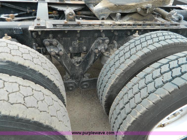 image for item K8144 2001 Kenworth T800 semi truck