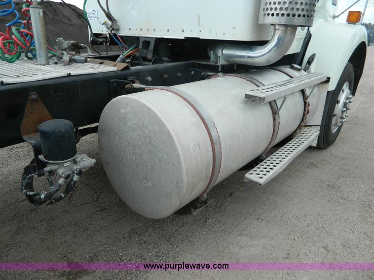 image for item K8144 2001 Kenworth T800 semi truck