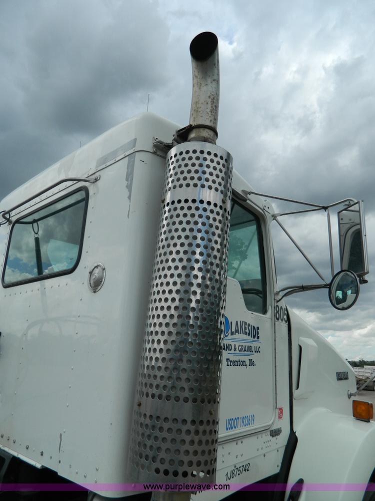 image for item K8144 2001 Kenworth T800 semi truck