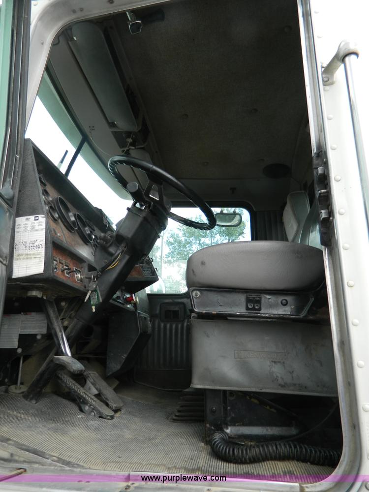 image for item K8144 2001 Kenworth T800 semi truck