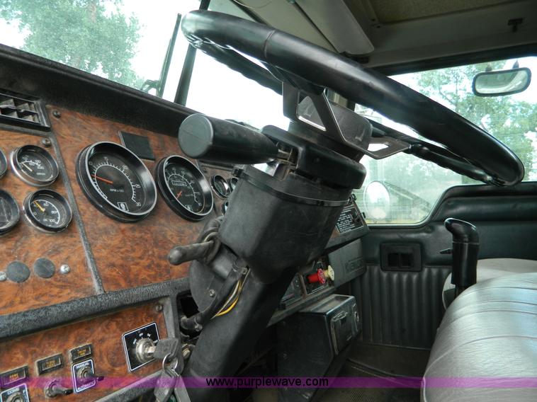 image for item K8144 2001 Kenworth T800 semi truck
