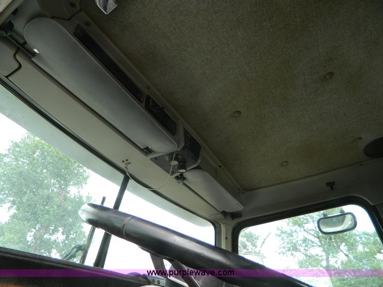 image for item K8144 2001 Kenworth T800 semi truck