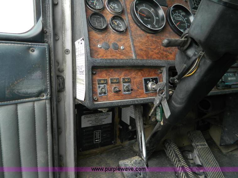 image for item K8144 2001 Kenworth T800 semi truck