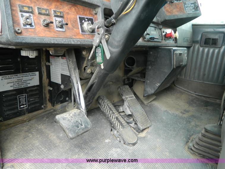 image for item K8144 2001 Kenworth T800 semi truck
