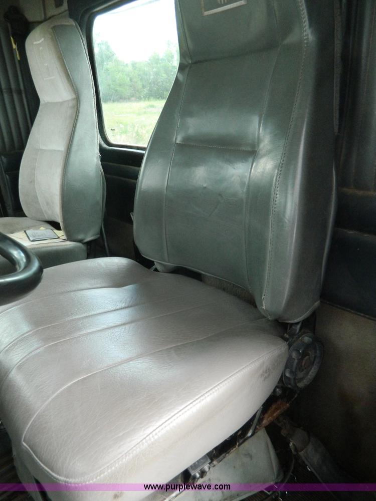 image for item K8144 2001 Kenworth T800 semi truck